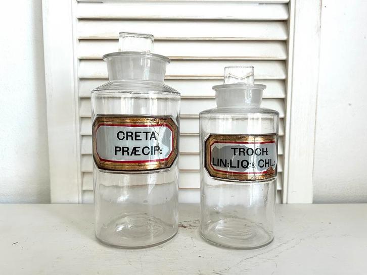 Twee antieke apothekersflessen met verzonken etiketten, Antiek en Kunst, Antiek | Glas en Kristal, Ophalen