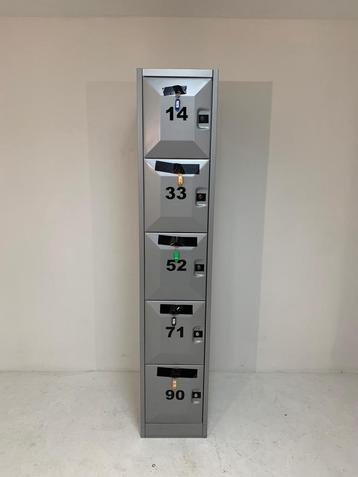 Partij 5 deurs lockerkasten grijs (Merk: Sonesto)  €110,- beschikbaar voor biedingen