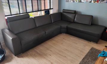 Gratis gebruikte hoekbank met gebruikerssporen! beschikbaar voor biedingen
