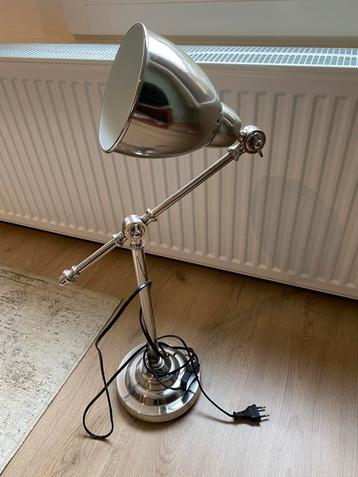 Zilverkleurige bureaulamp beschikbaar voor biedingen