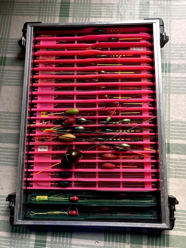 Te Koop RIVE Dobberlade met 22 rive plankjes + 2 andere, Watersport en Boten, Hengelsport | Witvissen, Gebruikt, Overige typen