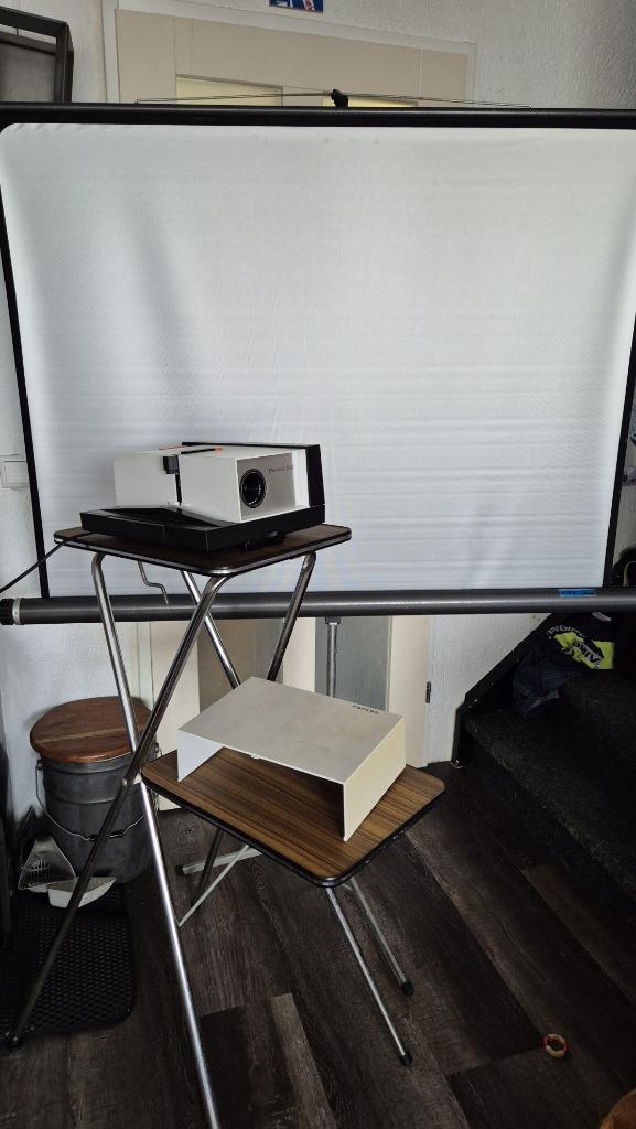 Zeiss Perkeo 510 diaprojector, scherm en tafel. S48, Audio, Tv en Foto, Diaprojectors, Gebruikt, Ophalen of Verzenden