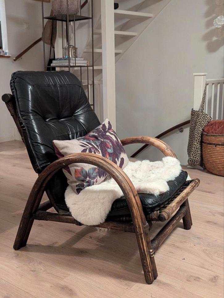 Vintage rotan fauteuil met leren bekleding, Huis en Inrichting, Fauteuils, Gebruikt, Leer, Riet of Rotan, 50 tot 75 cm, 75 tot 100 cm