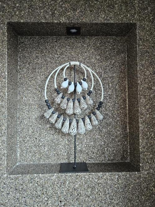 Decoratieve schelpenketting/ornament op voet, Huis en Inrichting, Woonaccessoires | Kransen, Zo goed als nieuw, Ophalen of Verzenden