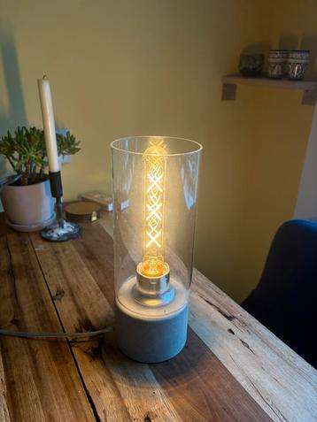 Tafellamp met speciaal lampje beschikbaar voor biedingen
