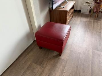 Lederen poef beschikbaar voor biedingen