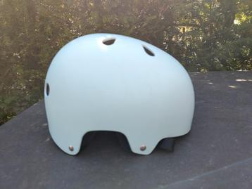 Eight ball skatehelm - nieuwstaat beschikbaar voor biedingen