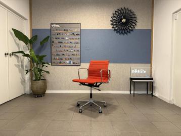 Vitra | Eames | EA 117 | Oranje/Rood Hopsak – Chrome | 1x beschikbaar voor biedingen