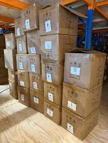 Partij stevige dozen diverse formaten kleine en grote beschikbaar voor biedingen