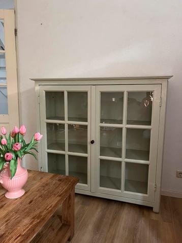 Landelijke vitrinekast met houten roede, prachtige inkijk! beschikbaar voor biedingen