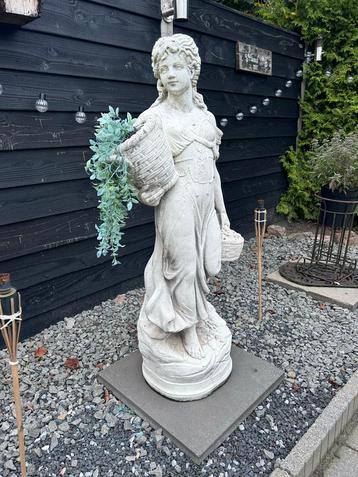 Tuinbeeld Marmerlook Beton beschikbaar voor biedingen