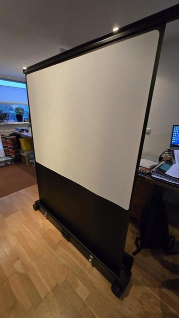 beamer projectiescherm (uitklapbaar) beschikbaar voor biedingen