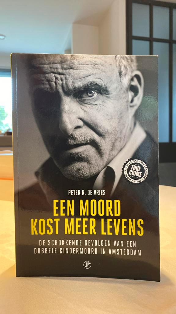 Peter R. De Vries - Een moord kost meer levens, Boeken, Detectives, Zo goed als nieuw, Ophalen of Verzenden
