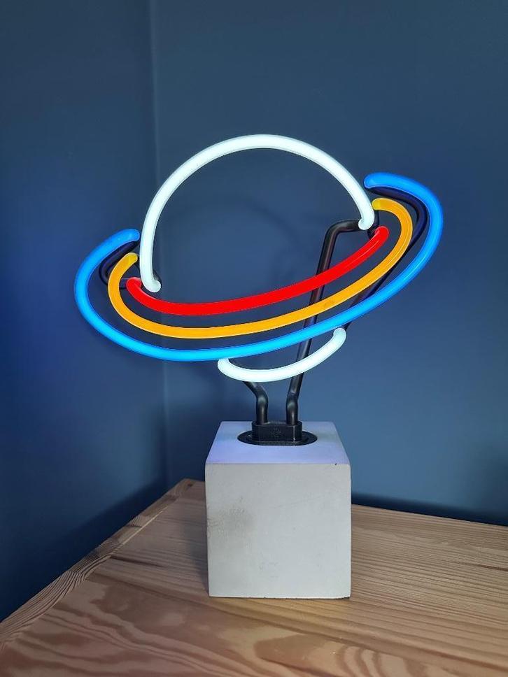 Locomocean Neon lamp Saturn, Huis en Inrichting, Lampen | Tafellampen, Gebruikt, Minder dan 50 cm, Ophalen