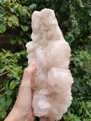 Mangano calciet cluster beschikbaar voor biedingen