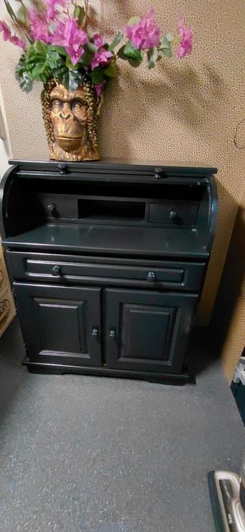 Zwarte secretaire bureau beschikbaar voor biedingen