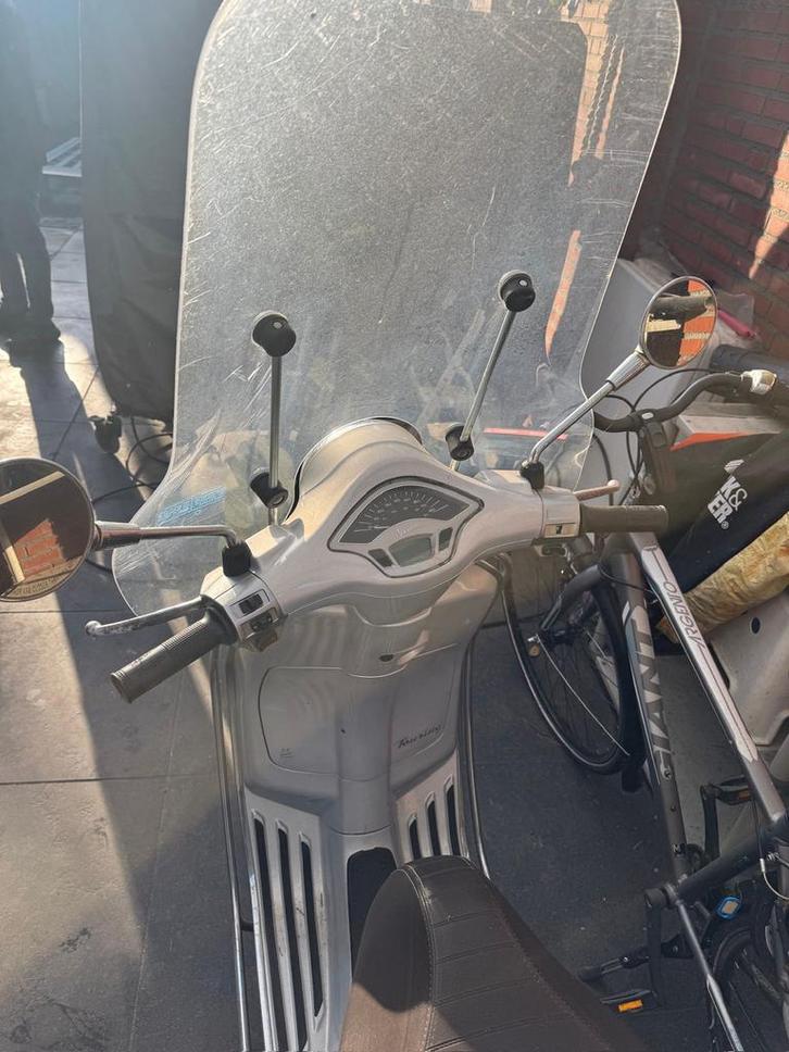 Vespa Primavera 2016 - Zilvergrijs, Inclusief Helm & Slot, Fietsen en Brommers, Scooters | Vespa, Gebruikt, Overige modellen, Benzine