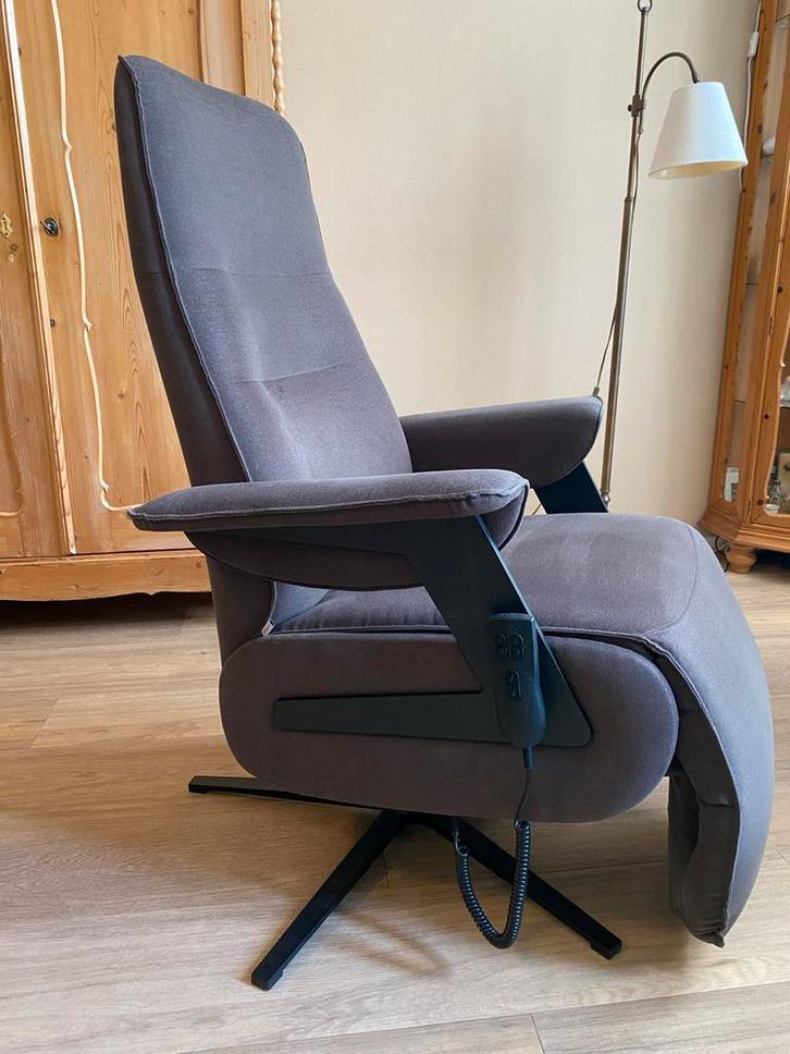 Donkerbruine Elektrische Sta-op Stoel, Huis en Inrichting, Fauteuils, Gebruikt, Stof, 75 tot 100 cm, Ophalen of Verzenden