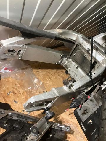 Yamaha R6 2001 onderdelen, frame, uitlaat en xt 600 beschikbaar voor biedingen