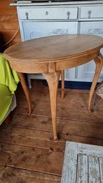 Elegant houten tafeltje met sierlijke poten. Geschuurd hout, Huis en Inrichting, Ophalen, Gebruikt, Queen Ann 20e eeuw, 75 cm of meer