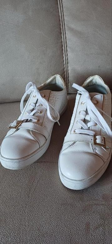 Guess schoenen, maat 39 wit met goudkleur beschikbaar voor biedingen