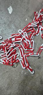 Rode en witte plastic ketting, Ophalen