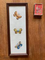 3 geborduurde vlindertjes vlinders in smal rank hoog lijstje, Huis en Inrichting, Woonaccessoires | Schilderijen, Tekeningen en Foto's