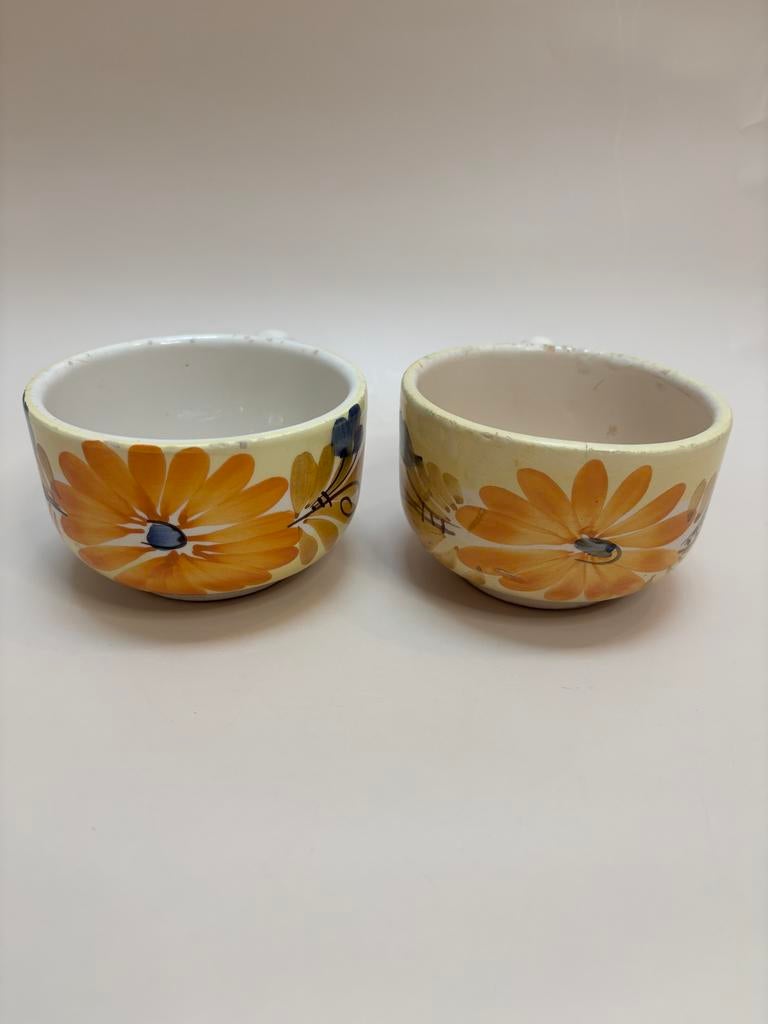 Twee vintage handgemaakte  keramiek bloemmotief mokken, Huis en Inrichting, Keuken | Servies, Gebruikt, Kop(pen) en/of Schotel(s)