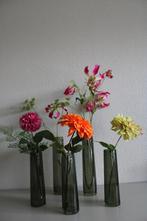 Styliste verkoopt woonaccessoires:  5 glazen vazen groen, Ophalen of Verzenden, Minder dan 50 cm, Groen, Glas