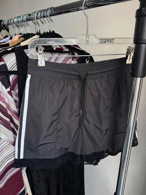 Adidas trendy zwarte short met kanten rand, Kleding | Dames, Broeken en Pantalons, Zo goed als nieuw, Maat 36 (S), Zwart, Kort