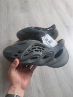 Yeezy Foam RNR Carbon - Maat 44.5, Kleding | Heren, Schoenen, Zwart, Nieuw, Ophalen of Verzenden, Sneakers of Gympen