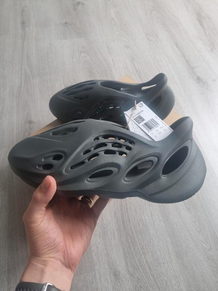 Yeezy Foam RNR Carbon - Maat 44.5, Kleding | Heren, Schoenen, Nieuw, Sneakers of Gympen, Zwart, Ophalen of Verzenden
