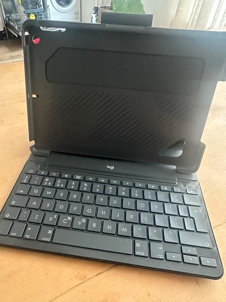 Logitech Tablet Hoes met Toetsenbord, Computers en Software, Tablet-hoezen, Gebruikt, Bescherming voor- en achterkant, 11 inch