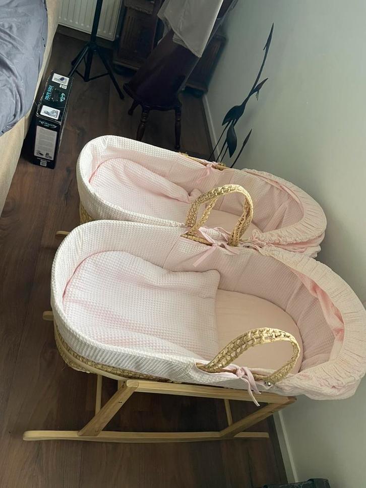 Tweeling schommelwieg lichtroze rieten mandjes, Kinderen en Baby's, Babywiegjes en Ledikanten, Gebruikt, Wieg, Ophalen