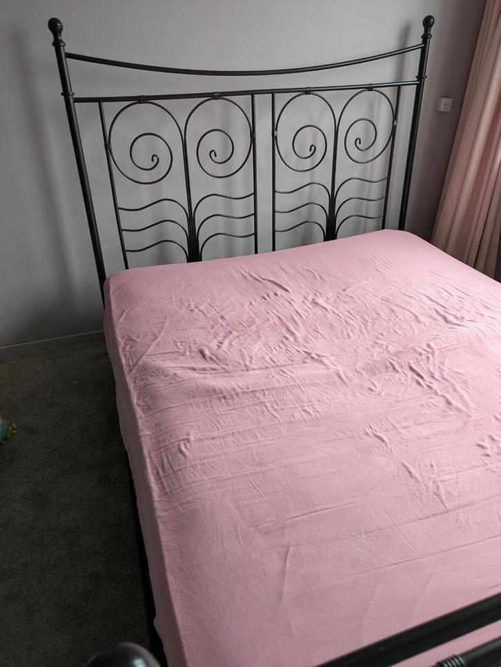 Zwart metalen bed 160 breed, Huis en Inrichting, Slaapkamer | Bedden, Zo goed als nieuw, Tweepersoons, 160 cm, Metaal, Zwart, Ophalen