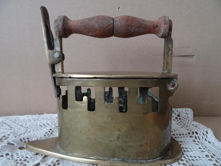 Antiek strijkijzer voor kolen antiek kolenstrijkijzer 1850, Antiek en Kunst, Antiek | Koper en Brons, Koper, Ophalen of Verzenden