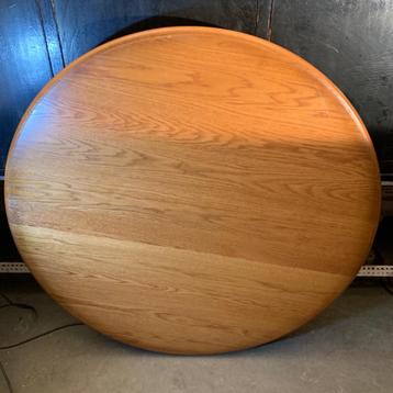 Rond tafelblad van massief eikenhout van Karel Mintjens beschikbaar voor biedingen