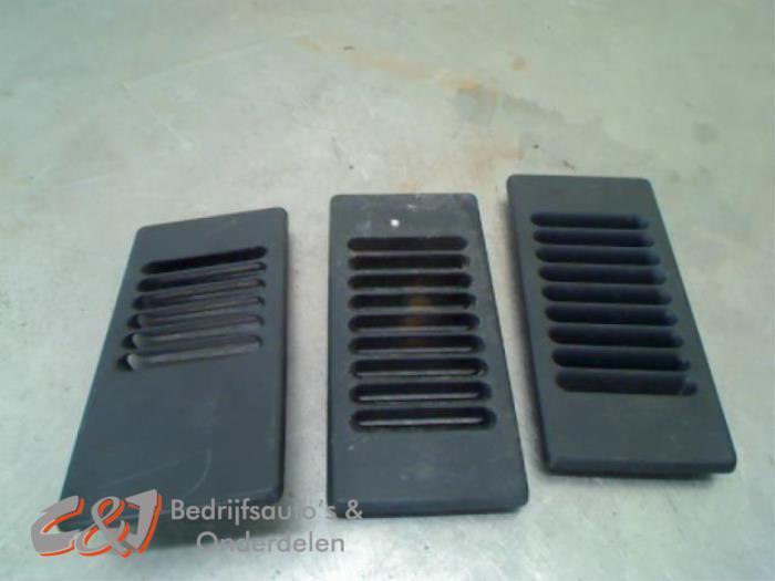 Luchtrooster achter van een Opel Vivaro, Auto-onderdelen, Carrosserie en Plaatwerk, Gebruikt, 3 maanden garantie, Ophalen of Verzenden
