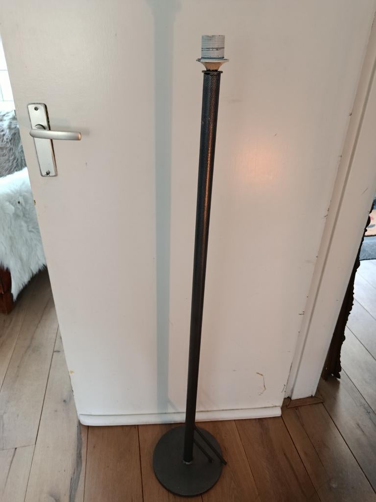 Grijze Stalen Standaard Lamp - DIY Project, Huis en Inrichting, Lampen | Vloerlampen, Ophalen of Verzenden