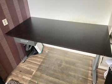 Bureau - Ikea - Galant - Zwart - hoogte verstelbaar - afbeelding 1