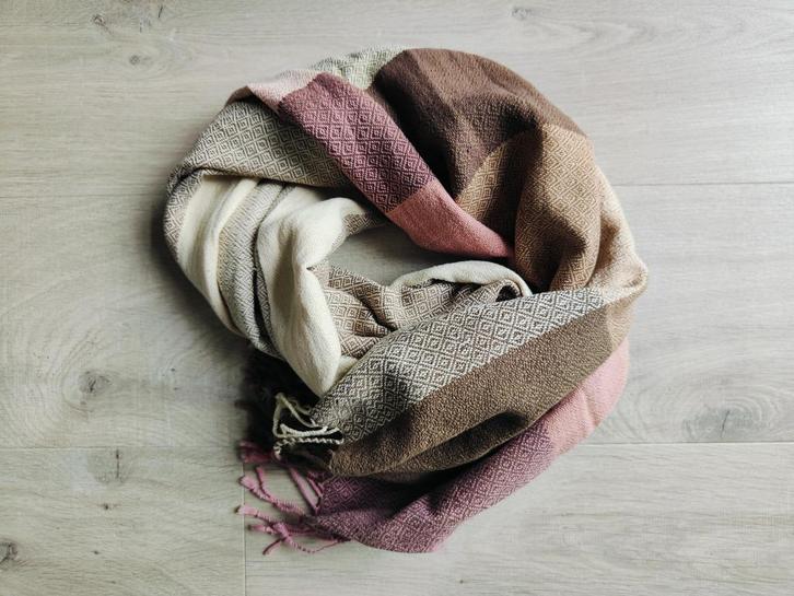 Prachtige ruime ikat sjaal, Kleding | Dames, Mutsen, Sjaals en Handschoenen, Zo goed als nieuw, Sjaal, Maat 46/48 (XL) of groter