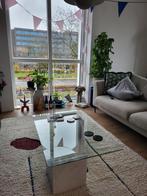 Vintage glazen salontafel met wit marmeren sokkels
- Italië, Huis en Inrichting, Tafels | Salontafels, Ophalen, Gebruikt, 100 tot 150 cm