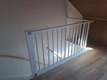 Houten balustrade met hoek beschikbaar voor biedingen
