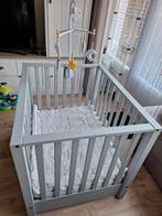 Grijze box met lade. Incl. matras, boxkleed en muziekmobiel., Kinderen en Baby's, Boxen, Ophalen, Zo goed als nieuw, Lade