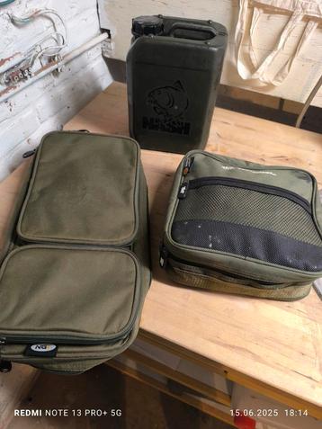 Tas, jerrycan en een camping set  beschikbaar voor biedingen