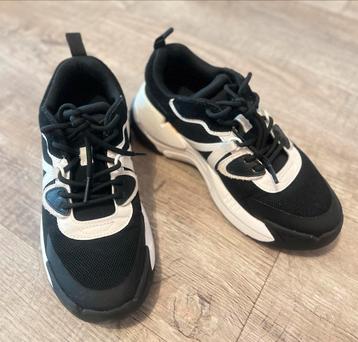 Lacoste Sneakers - Maat 36 beschikbaar voor biedingen