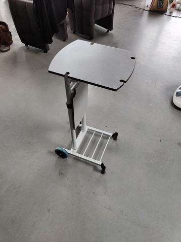 Beamer tafel beschikbaar voor biedingen