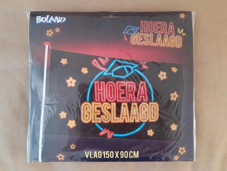 Vlag HOERA GESLAAGD - 150x90 cm, Diversen, Vlaggen en Wimpels, Nieuw, Ophalen of Verzenden