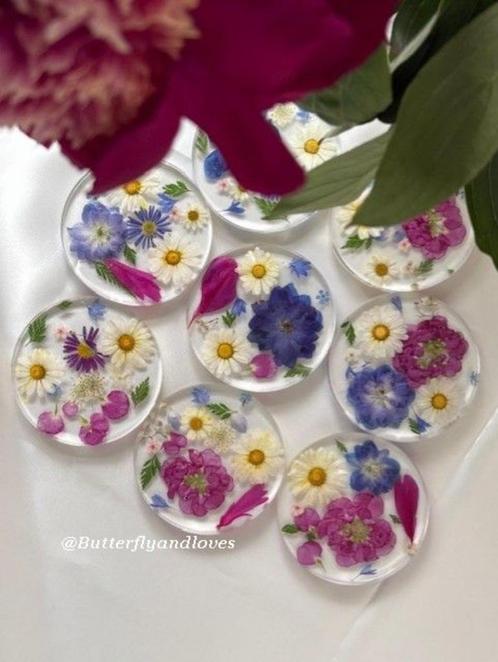 Kleurrijke onderzetters met echte gedroogde bloemen Epoxy, Huis en Inrichting, Woonaccessoires | Onderzetters, Nieuw, Glas of Kopje
