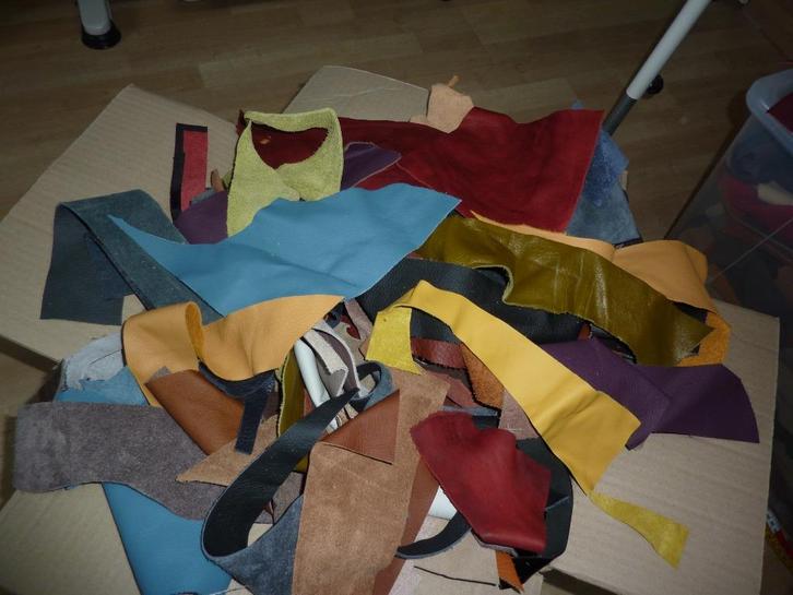 Doos W met 9,8 kilo knutselleer soepel echt leer rundleer, Hobby en Vrije tijd, Stoffen en Lappen, Nieuw, Leer of Kunstleer, 30 tot 120 cm